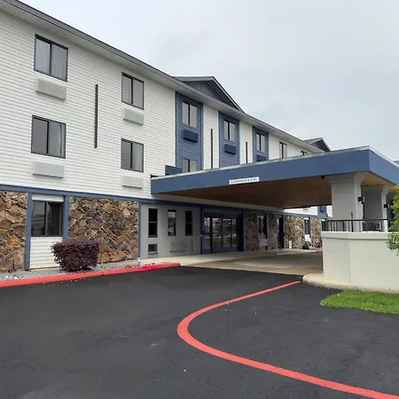 Clarion Pointe Hotel